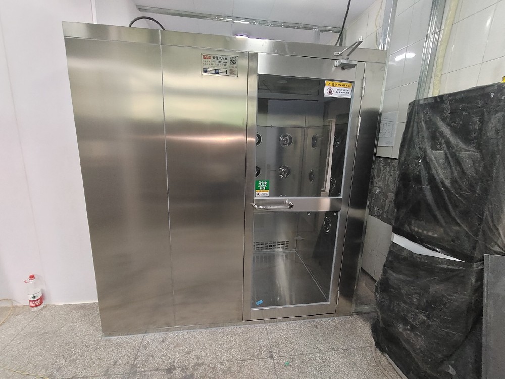 風淋室凈化設備生產(chǎn)廠家可以生產(chǎn)轉(zhuǎn)角風淋室嗎？